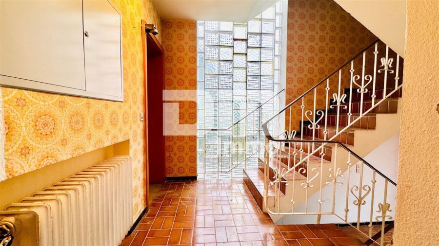 (R)eserviert!Geräumiges 1 bis 2 Familienhaus mit gigantischem Grundstück und Doppelgarage - EG Treppenhaus